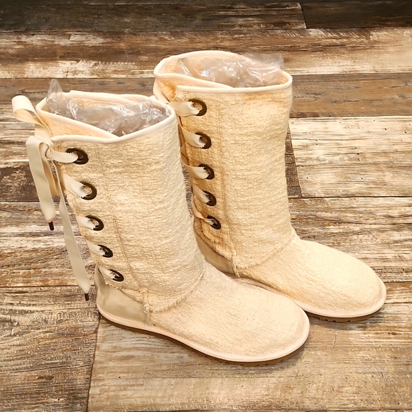 UGG Shoes - Ugg Heirloom Lace Up Boots Women's Size 6